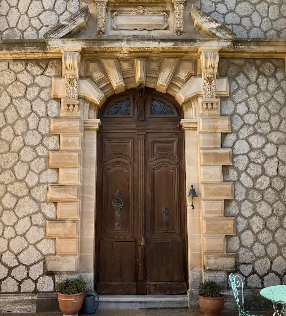 Copeaux de Bois Flottants sur Fond Noir